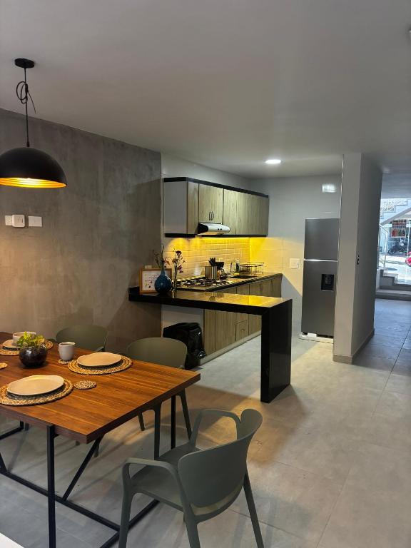 a kitchen and dining room with a table and chairs at PASANI - Casa de Huéspedes in Bucaramanga