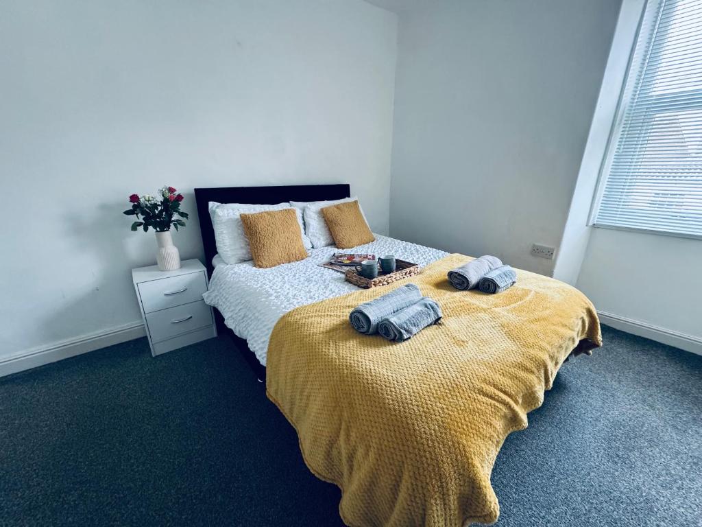 ホワイトヘイブンにあるHolly Terrace - 2 Bedrooms - Sleeps 3のベッドとタオル2枚のある寝室