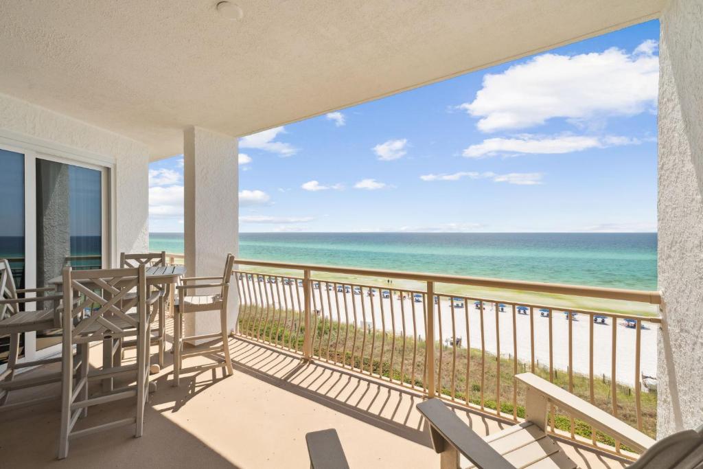 balkon z widokiem na ocean w obiekcie HP 34W On the Shore by 30A Escapes w mieście Rosemary Beach