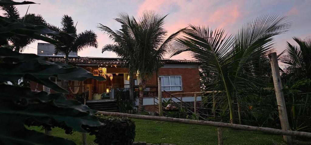 una casa con delle palme davanti di Casa Jardim Mar a Anchieta