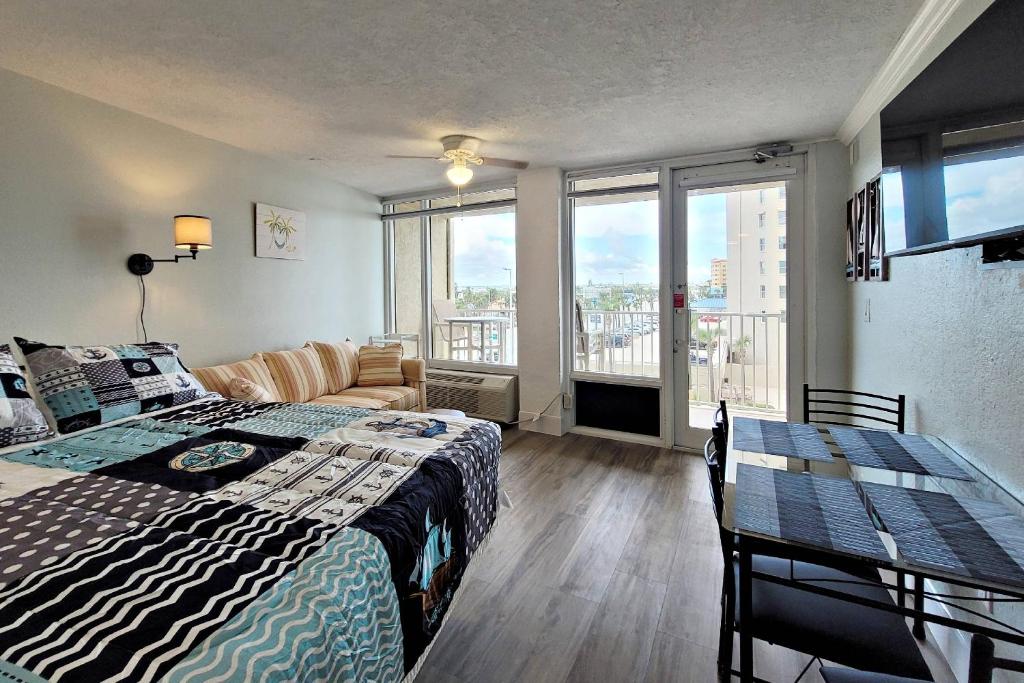 een slaapkamer met een bed, een bank en een tafel bij Pirates Cove Condo Unit #401 in Halifax Estates