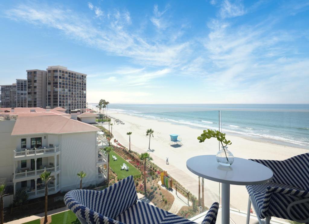 Casual poolside beach grill at Hotel del Coronado