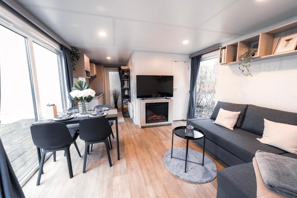 een woonkamer met een bank en een tafel bij Tiny House mit Terrasse und Garten in Altstadtnähe inkl Parkplatz in Weiden