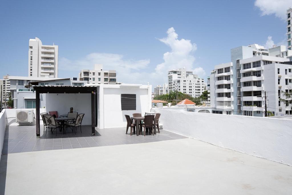 Rõdu või terrass majutusasutuses Beach & Nightlife at Your Doorstep