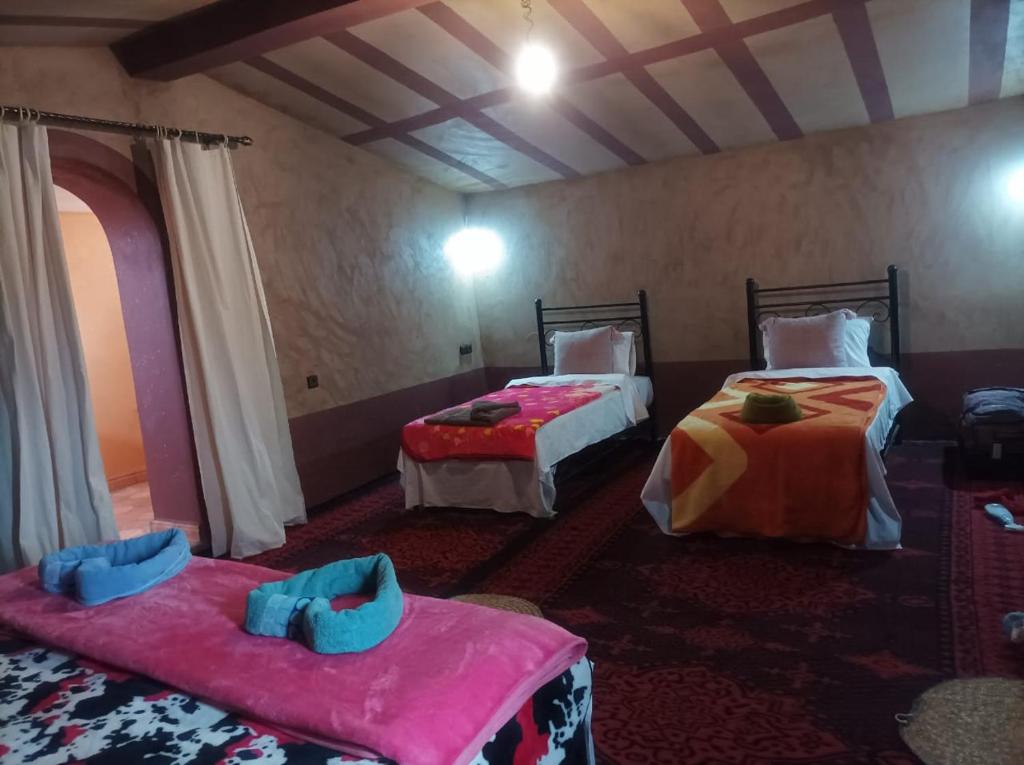 Ένα ή περισσότερα κρεβάτια σε δωμάτιο στο Sahara Bedouin camp