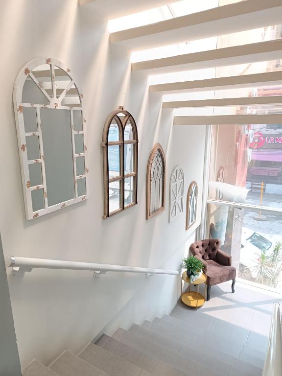 a stairway with two mirrors and a chair in a room at Hotel Tamtokow in Ciudad Valles