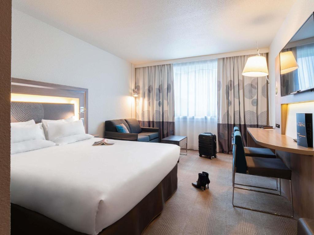 
Superior Room with Queen Bed and Single Sofa Bed
