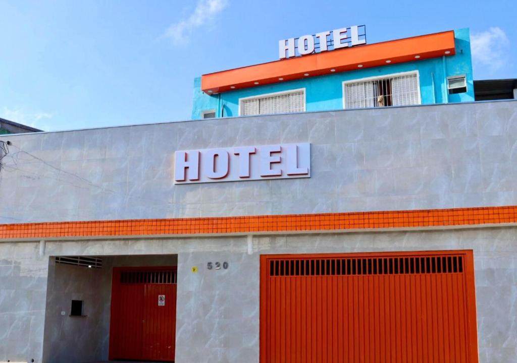ein Hotelschild an der Seite eines Gebäudes in der Unterkunft Hotel O Astro Adults Only in São Paulo