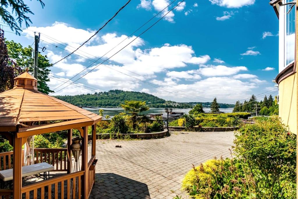 un cenador con vistas al agua en Casa del Mar Villa, en North Vancouver