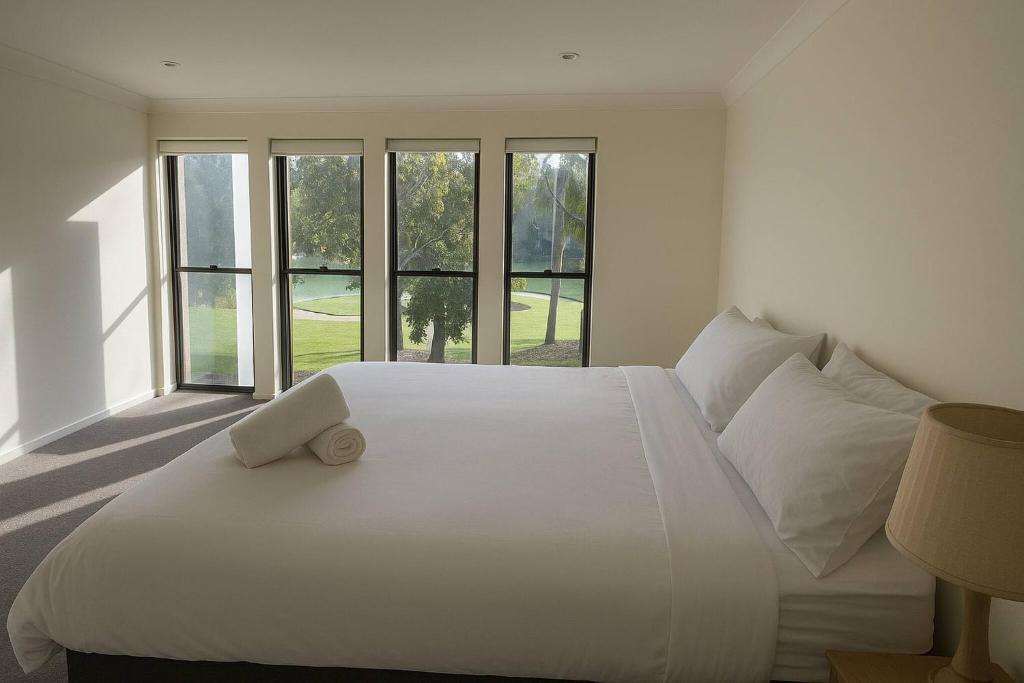 Ένα ή περισσότερα κρεβάτια σε δωμάτιο στο Golfside Escape – Stylish 3BR Townhouse in Robina