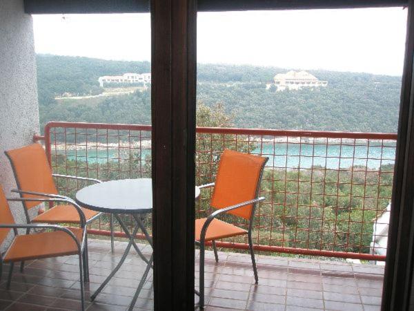 d'un balcon avec une table et des chaises et une vue sur l'eau. dans l'établissement Studio Apartment Jadranko, à Krnica