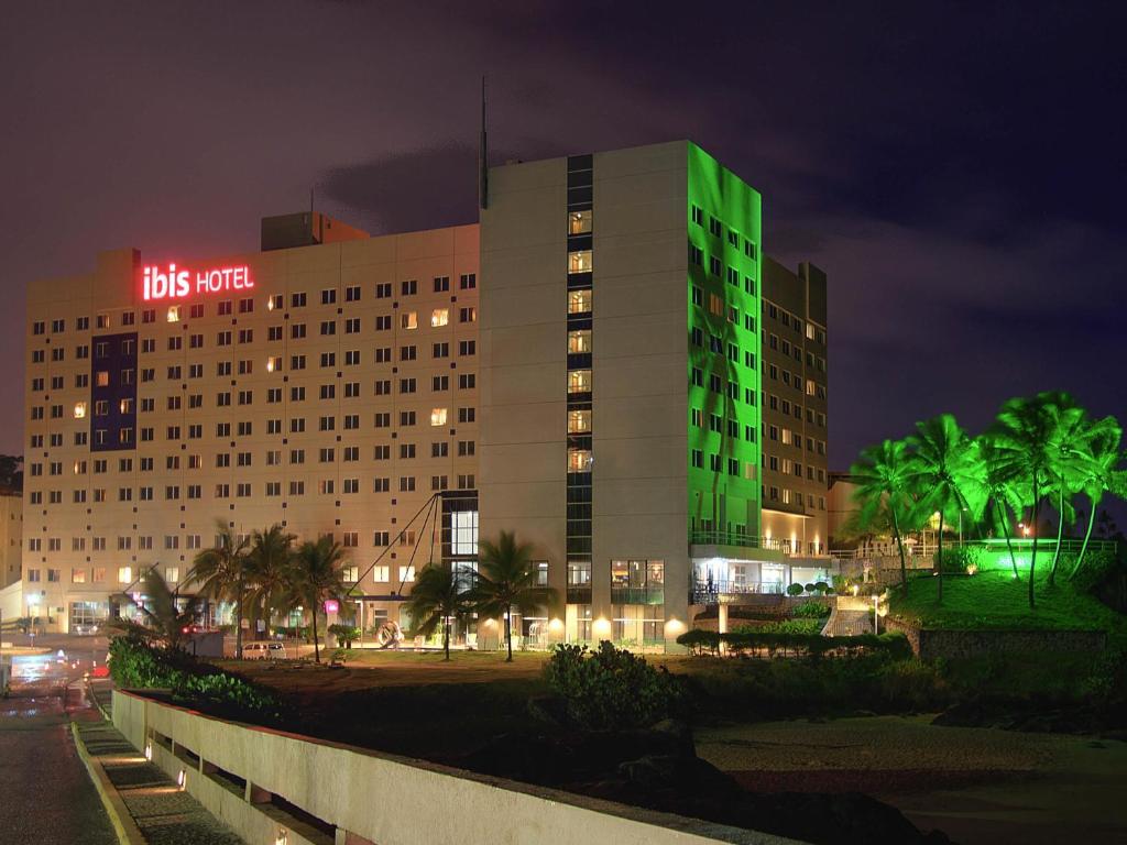 ein Gebäude mit grünem Licht in der Nacht in der Unterkunft Ibis Salvador Rio Vermelho in Salvador