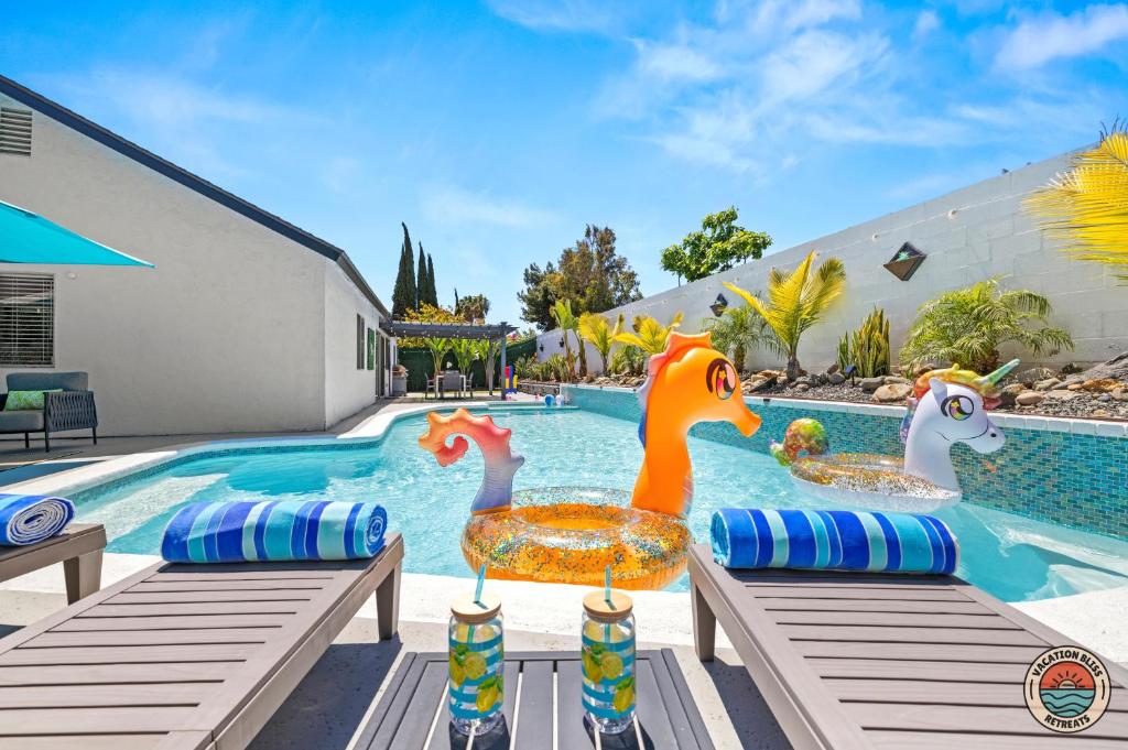 een zwembad in een resort met drie speelgoeddieren bij 4BR Chula Vista Getaway Splash, Play & Game! in Chula Vista