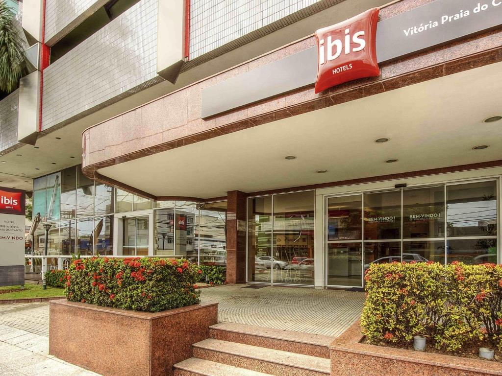 a building with a bus sign on the front of it at ibis Vitoria Praia do Canto in Vitória