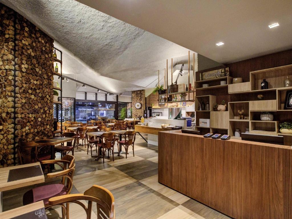 维多利亚维多利亚普拉亚多康拓宜必思酒店的一间有桌椅和用餐室的餐厅