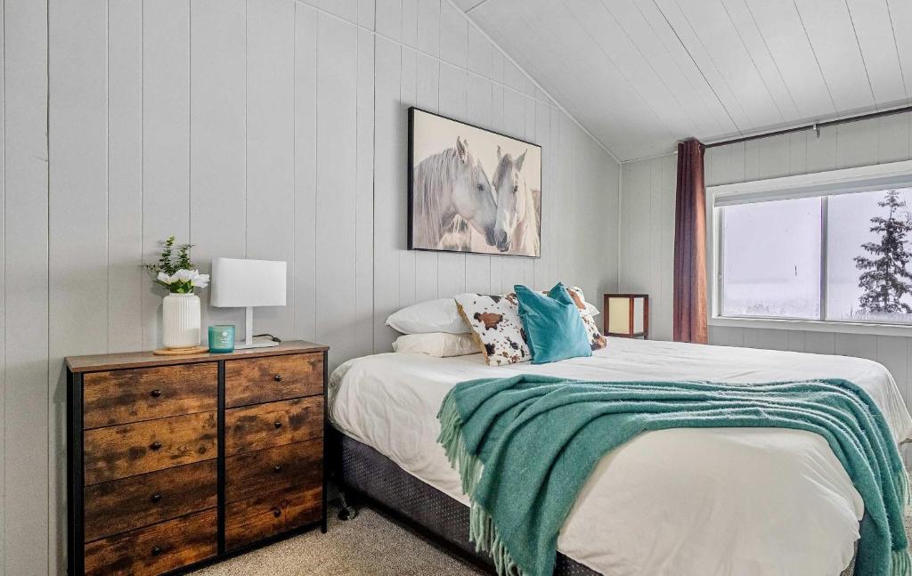 une chambre avec un lit, une commode et une fenêtre dans l'établissement Lakefront Cabin - Cozy Retreat - 5Beds - TV - Wifi, à Barrhead