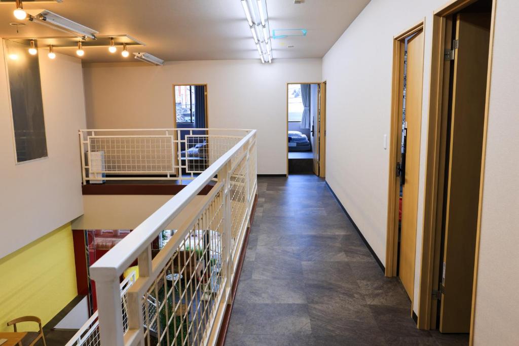a hallway with a walk in closet at ゲストハウスシナノスイー Guest House Shinano Swee in Omachi