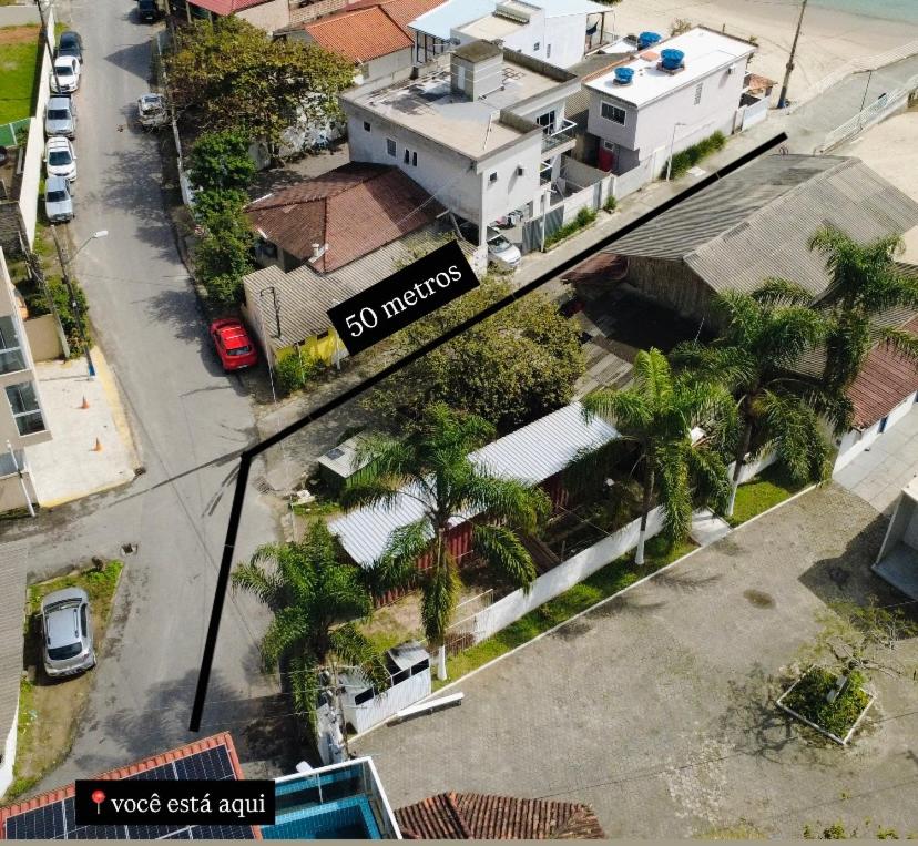 an overhead view of a street with houses and palm trees at Apartamento em Governador Celso Ramos in Governador Celso Ramos
