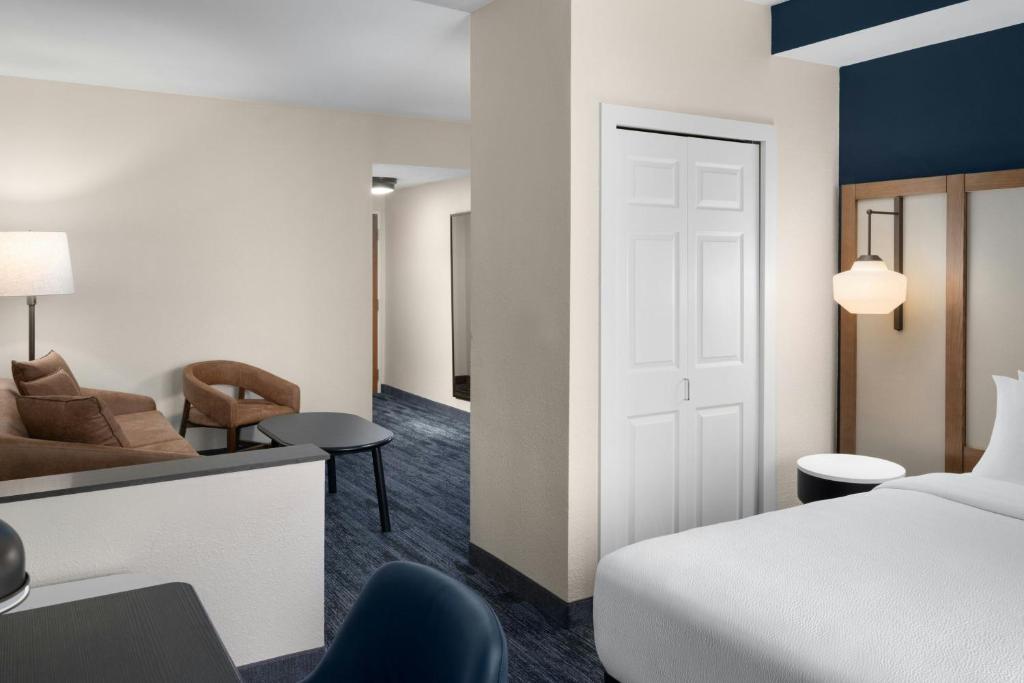 Fairfield Inn and Suites Sacramento Airport Natomas photo