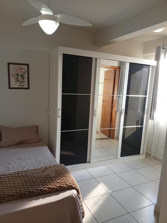 Ένα ή περισσότερα κρεβάτια σε δωμάτιο στο Apartamento 06 na zona 7