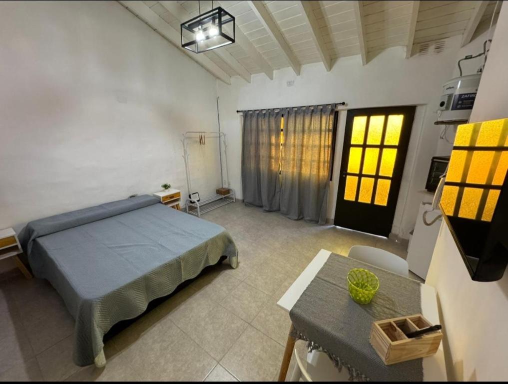 a bedroom with a bed and a table in it at Departamento Bonito Excelente Ubicación in Morón