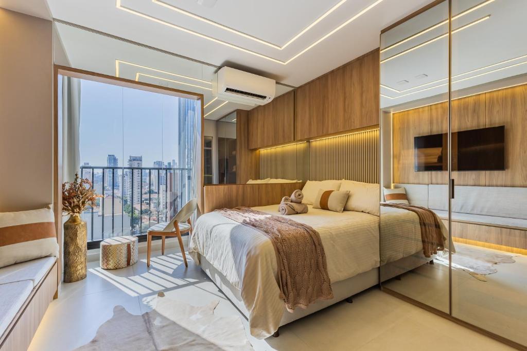 サンパウロにあるLuxury Studio 16 Floor Unique Design & Locationの大きなベッドとバルコニーのある寝室