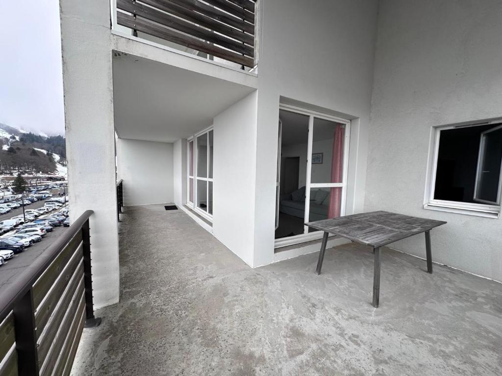 una habitación con una mesa en el medio de un edificio en Appartement spacieux pour 7, proche des pistes à Super Besse - FR-1-814-154, en Super Besse