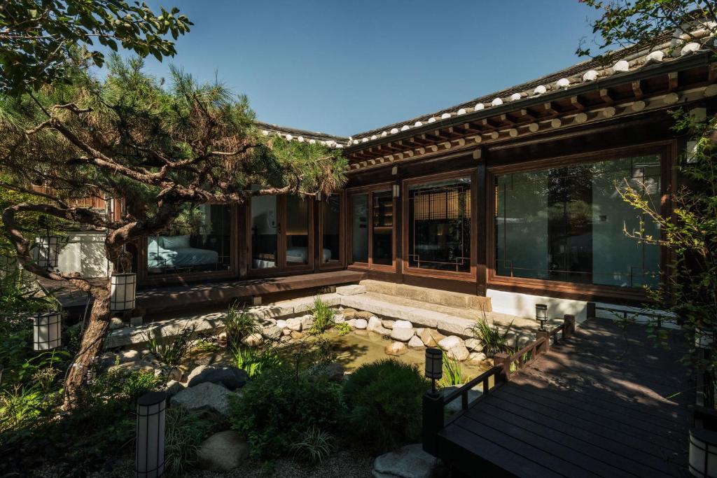 Un jardín fuera de Bukchon Premium Hanok Cheongsudang Stay