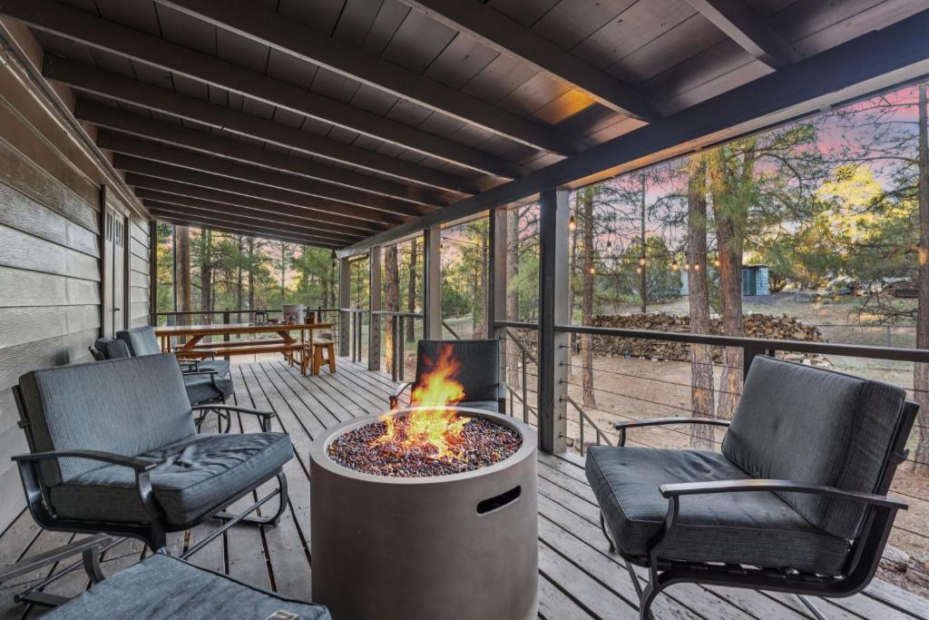 Posezení v ubytování Charming Pines Cabin with Fireplace and BBQ