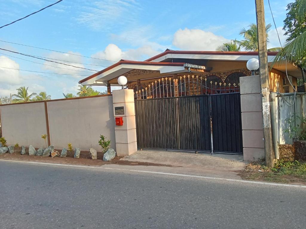 una casa con cancello e recinzione di Spacious family holiday Home Near Airport, JAELA, Aussie holiday home a Ja-Ela