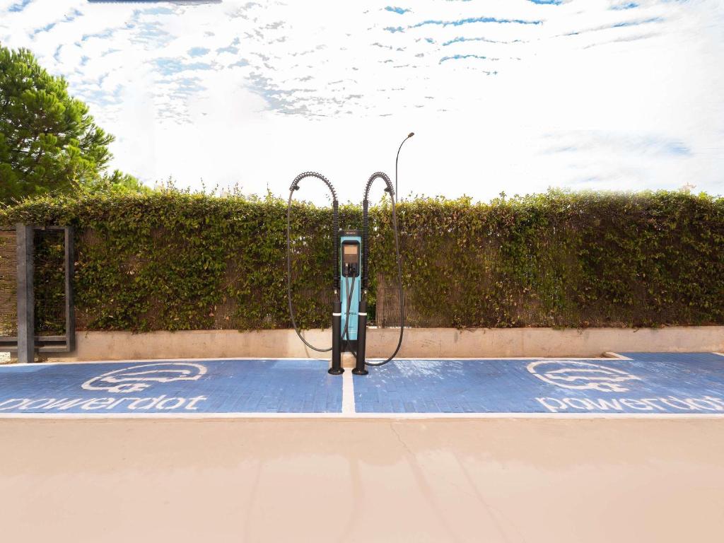 une machine sur le côté d'une rampe de skateboard dans l'établissement Ibis Madrid Alcorcon Tresaguas, à Alcorcón