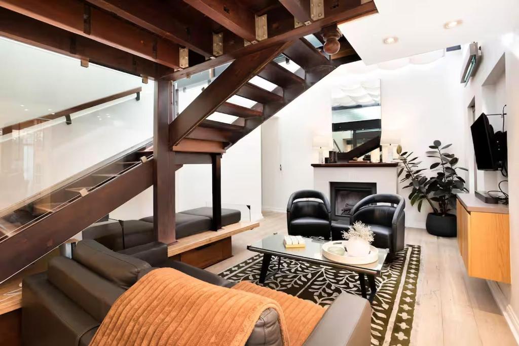 Χώρος καθιστικού στο Timber & Tide Loft - Striking Design by the Beach