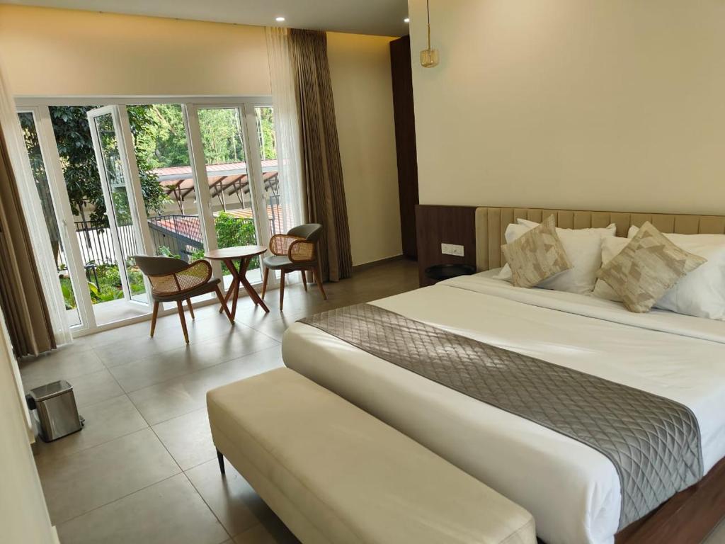 Posteľ alebo postele v izbe v ubytovaní Half Moon Resort Vythiri by Z Vacations