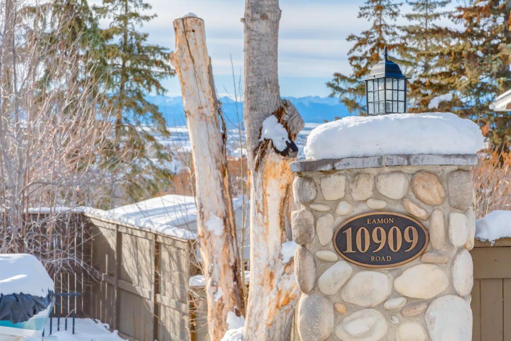 een bord op een stenen muur in de sneeuw bij Rocky View Bed & Breakfast in Calgary