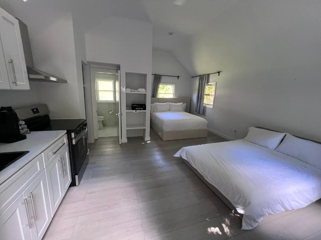 Wainscott Woods Retreat - Deluxe Queen Studio