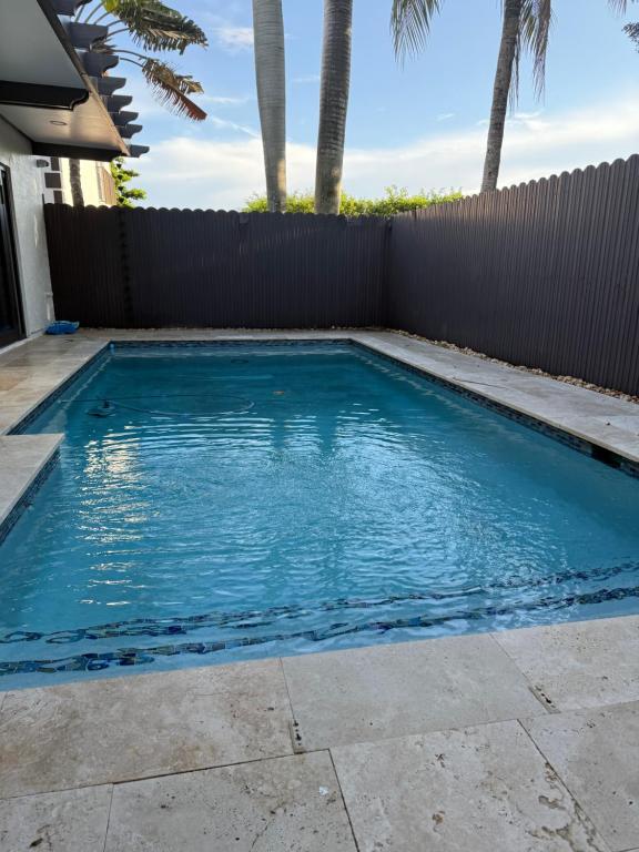 ハイアリーアにあるVilla Miami Lakes 2の柵前のスイミングプール