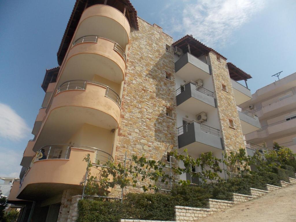 un edificio con balconi sul lato di Overview Apartments Saranda a Sarandë