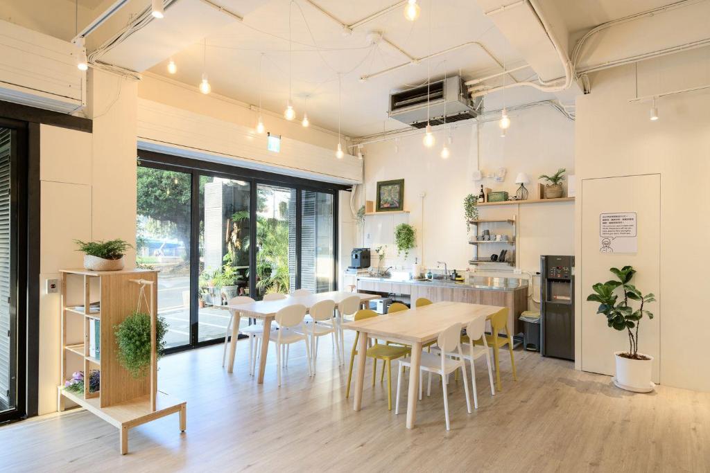 安平区にある樸寓國際青年旅舍のオープンキッチン、ダイニングルーム(テーブル、椅子付)