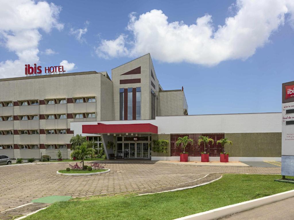 ベレンにあるibis Belem Aeroportoの看板のある建物
