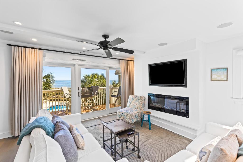 un soggiorno con un divano bianco e una TV di New Listing! Linkside Court 21 - Tennis/Pickleball a Isle of Palms