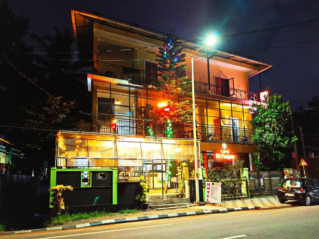 un edificio con un árbol de Navidad delante de él en RF Tower Lodge, en Kozhikode