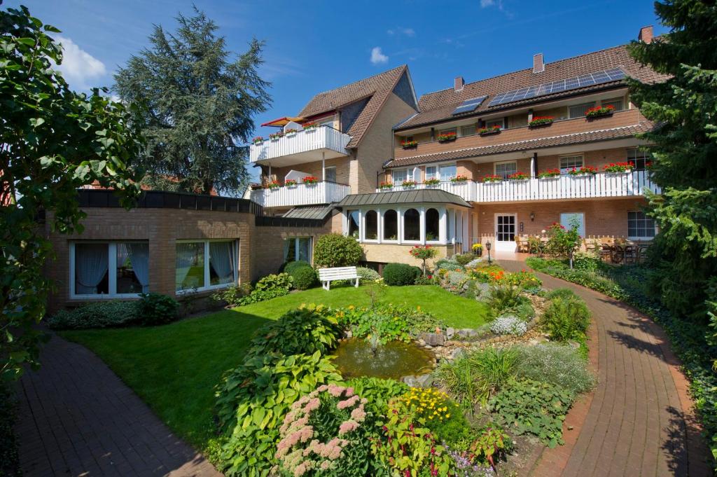 Una casa grande con un jardín enfrente. en Bio-Hotel Melter en Bad Laer