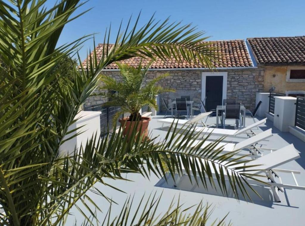 willa z basenem i domem w obiekcie Villa Galant with Pool & Sauna Maružini w mieście Maružini