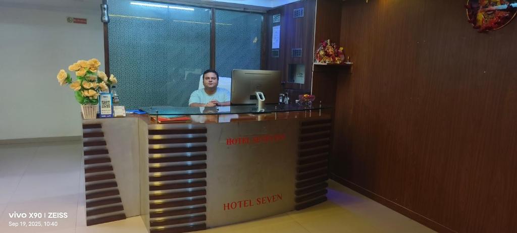 アーメダバードにあるHotel Seven Innのカウンターに座る男
