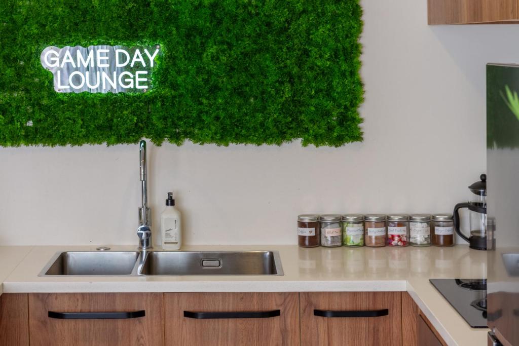 The Game Day Lounge, Walk to One NZ Stadium - Resim 13