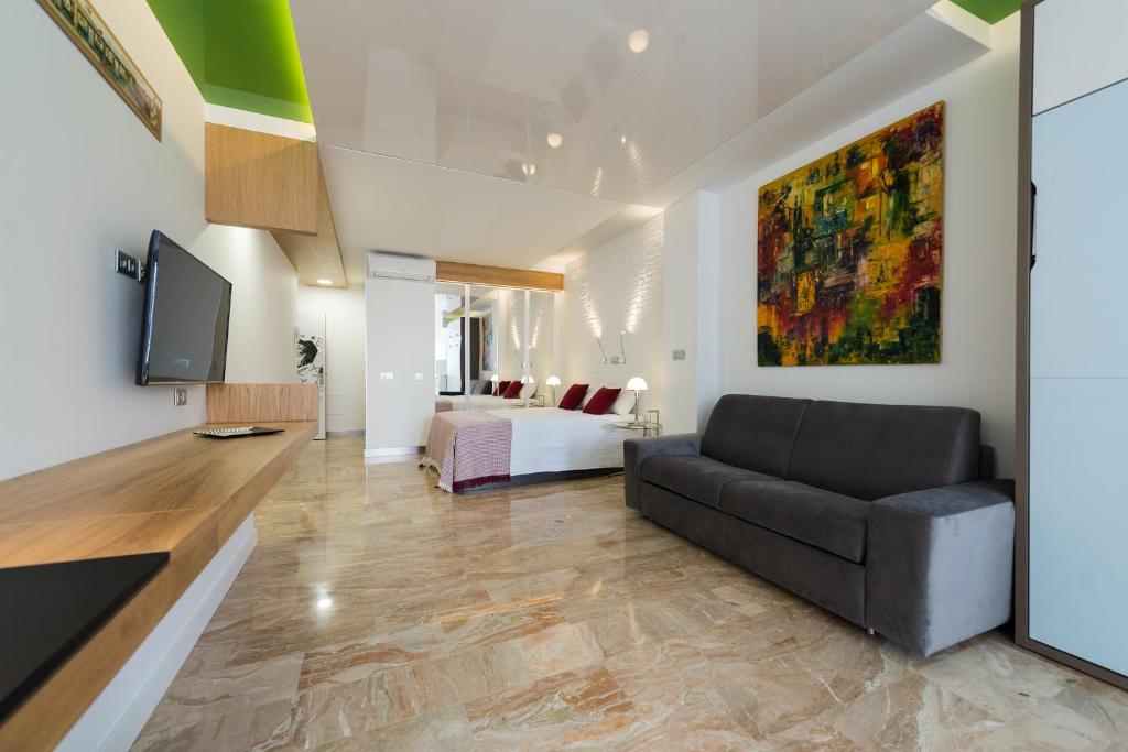 Televízia a/alebo spoločenská miestnosť v ubytovaní Suites Garden Loft Kandinsky