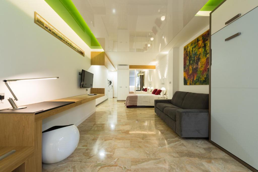Televízia a/alebo spoločenská miestnosť v ubytovaní Suites Garden Loft Kandinsky