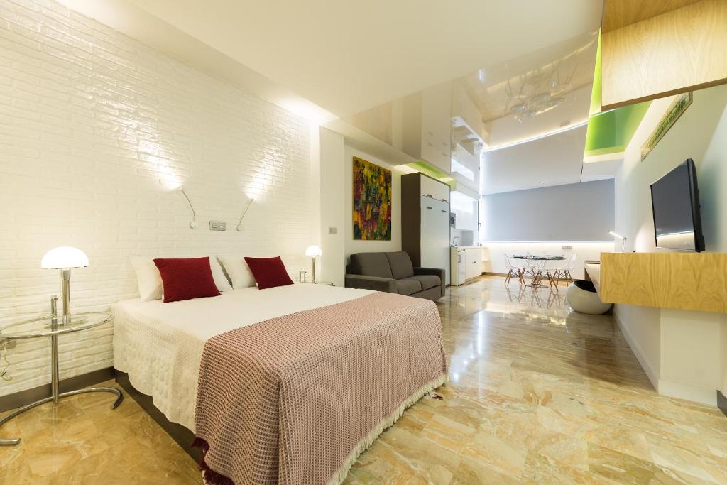 Televízia a/alebo spoločenská miestnosť v ubytovaní Suites Garden Loft Kandinsky