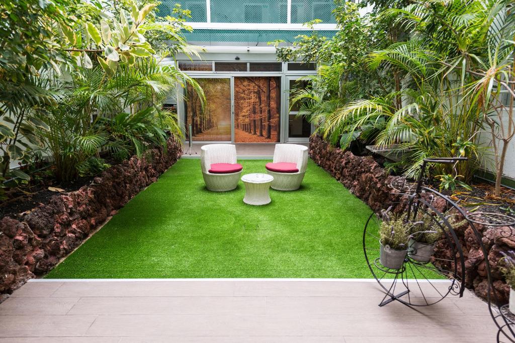 Vonkajšia záhrada v ubytovaní Suites Garden Loft Kandinsky