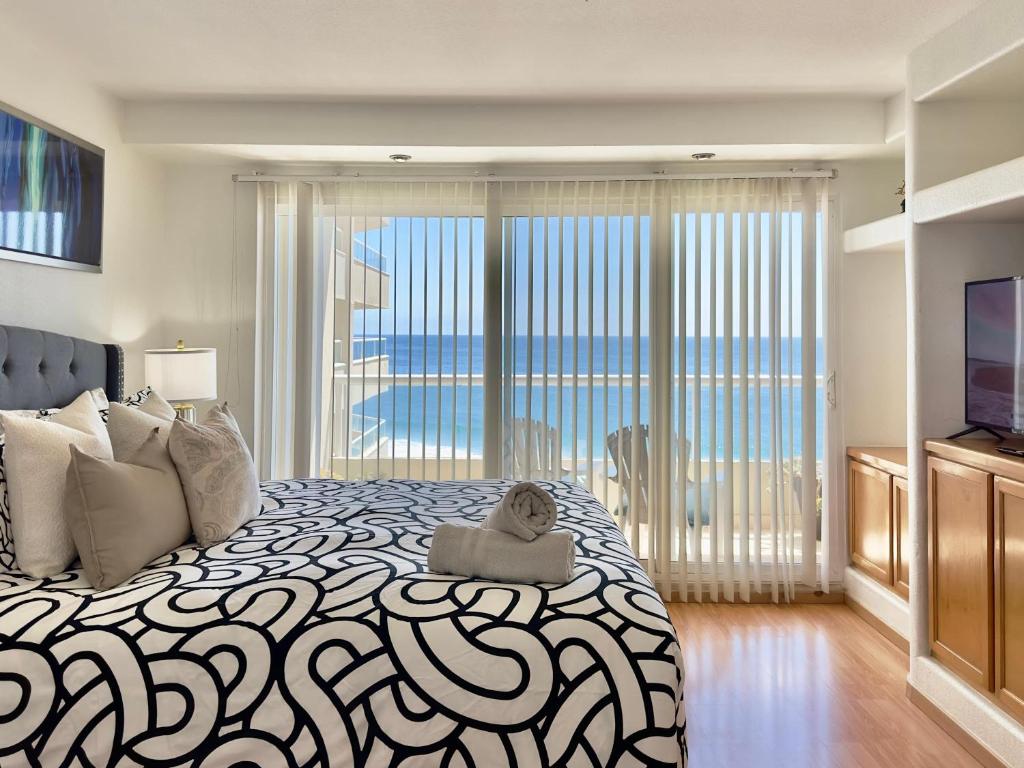 Ένα ή περισσότερα κρεβάτια σε δωμάτιο στο Love La Jolla Hot Tub and Pools